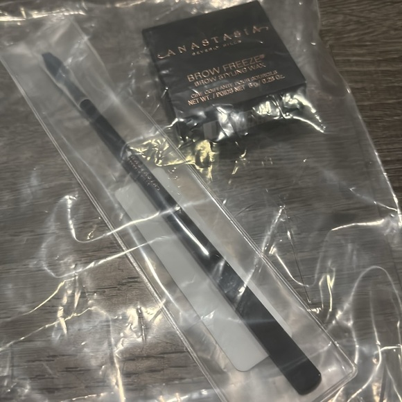ANASTASIA BEVERLY HILLS Brow Freeze and Dual-ended applicator - Picture 4 of 5